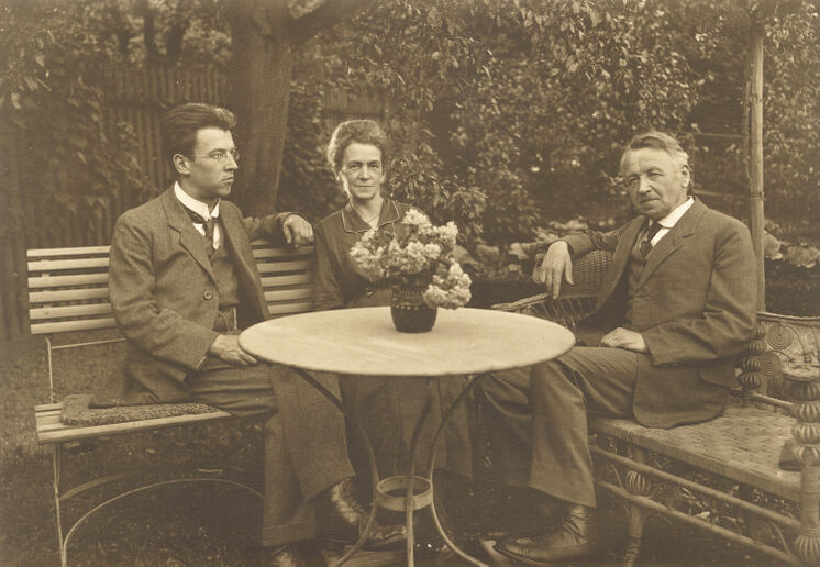 Oskar Rietmann mit Otto Rietmann (Vater) und Frau im Garten an der Museumsstrasse St.Gallen